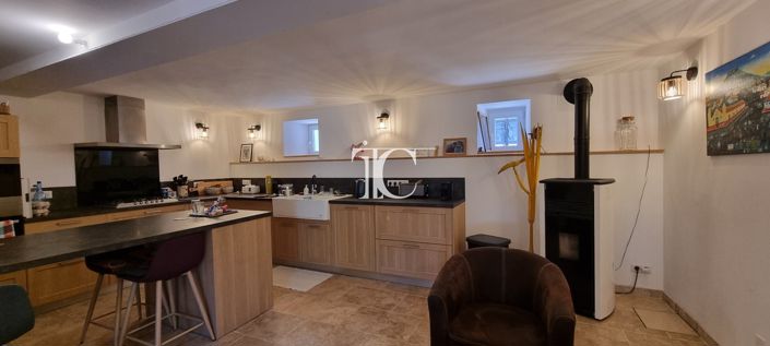 Image No.8-8 Bed House for sale