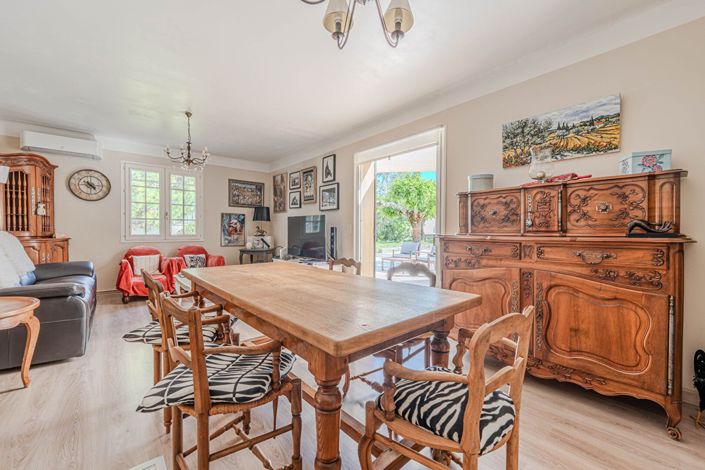 Image No.8-5 Bed House for sale