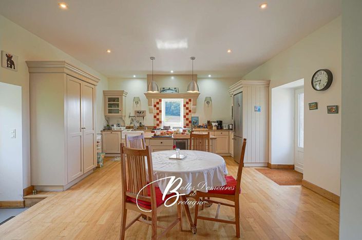 Image No.8-7 Bed House for sale
