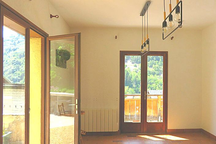 Image No.8-5 Bed House for sale