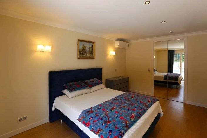 Image No.6-5 Bed House for sale