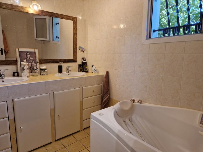 Image No.10-3 Bed House for sale