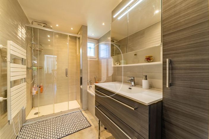 Image No.8-4 Bed House for sale