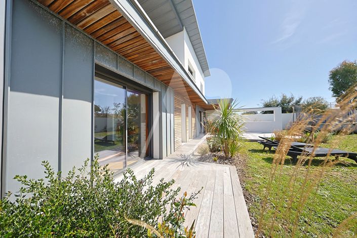 Image No.10-6 Bed Property for sale