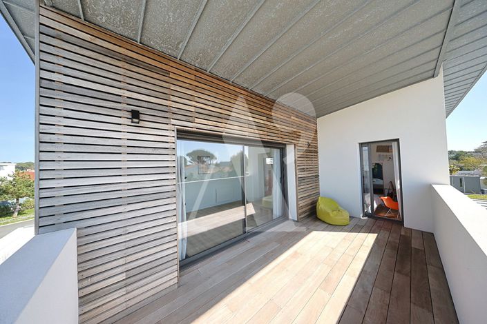 Image No.12-6 Bed Property for sale