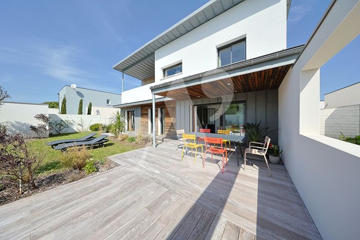 Image No.15-6 Bed Property for sale