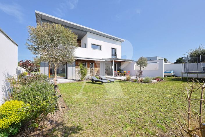 Image No.16-6 Bed Property for sale