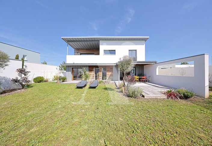 Image No.17-6 Bed Property for sale