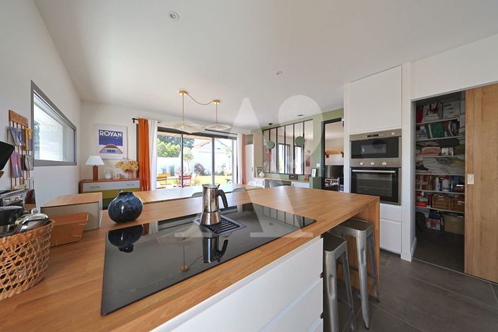 Image No.6-6 Bed Property for sale