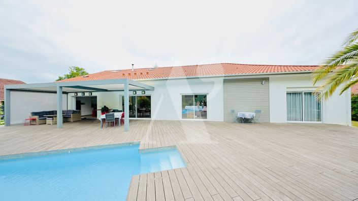 Image No.15-5 Bed Property for sale