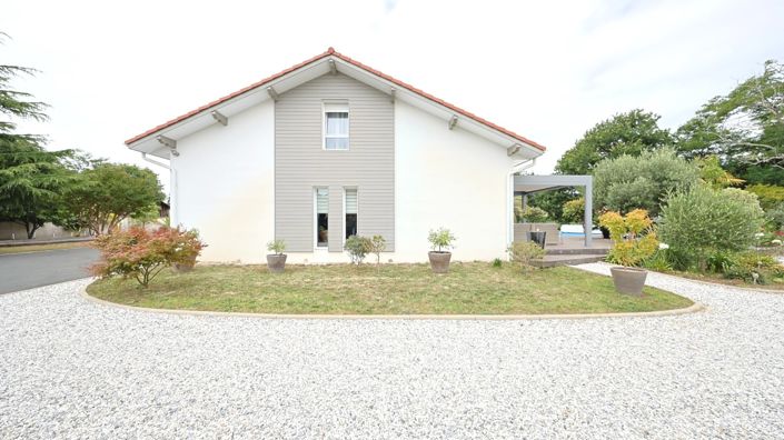Image No.17-5 Bed Property for sale