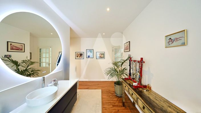 Image No.8-5 Bed Property for sale