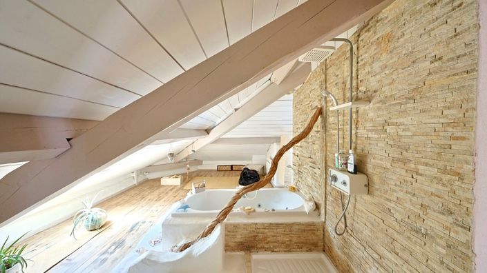 Image No.9-5 Bed Property for sale