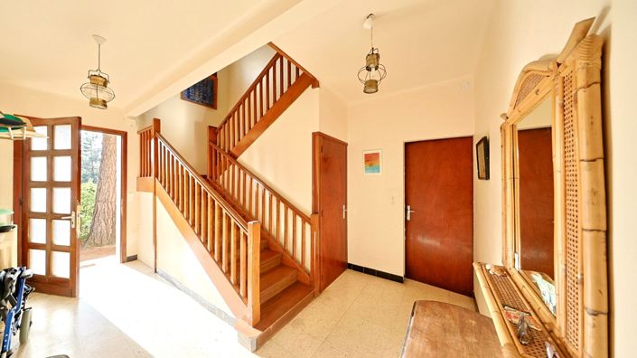 Image No.11-8 Bed House for sale