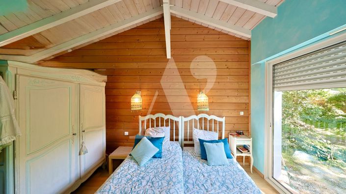 Image No.6-5 Bed House for sale