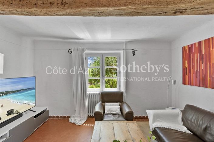 Image No.12-5 Bed Property for sale