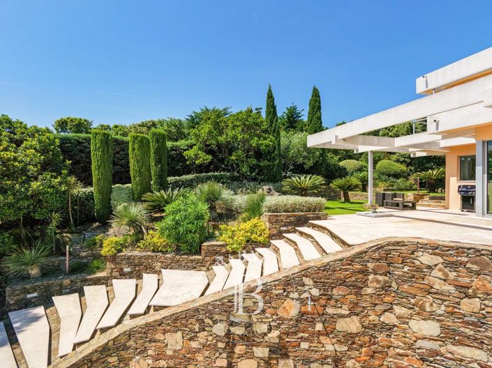 Image No.5-5 Bed House for sale