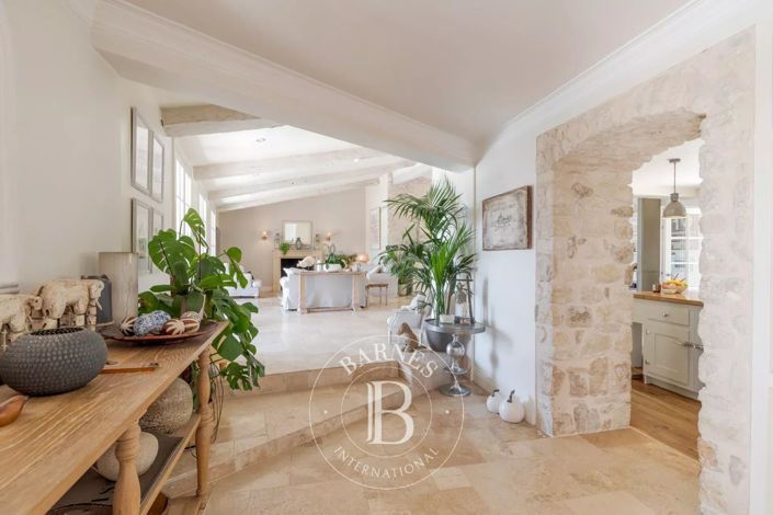 Image No.8-5 Bed House for sale