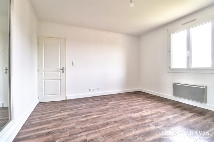 Image No.8-5 Bed House for sale