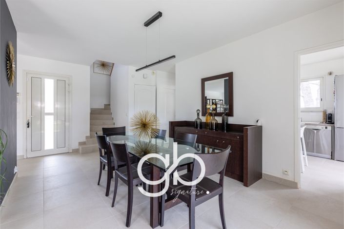 Image No.8-5 Bed House for sale