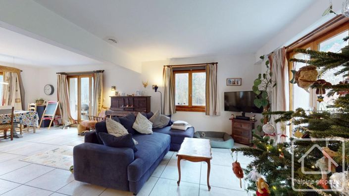Image No.16-8 Bed Property for sale