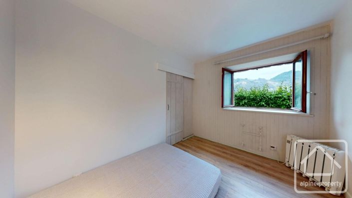 Image No.28-8 Bed Property for sale