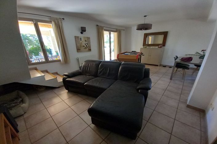 Image No.10-3 Bed House for sale