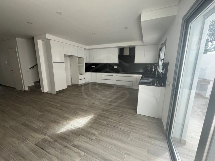 Image No.8-3 Bed House for sale
