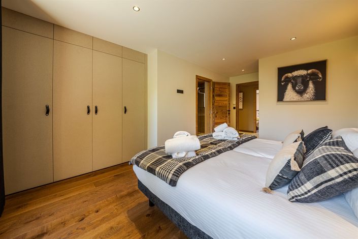 Image No.35-6 Bed House for sale