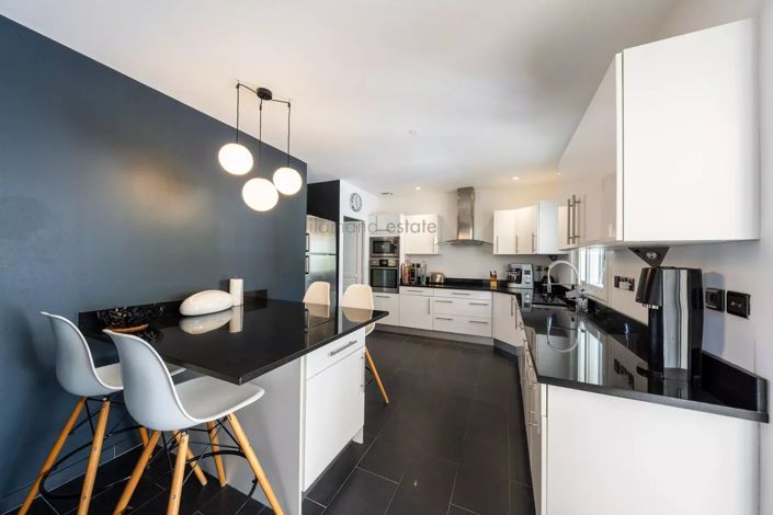 Image No.6-4 Bed House for sale