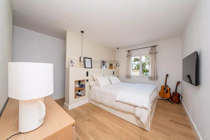 Image No.8-4 Bed House for sale