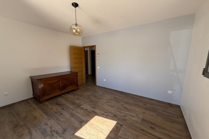 Image No.10-3 Bed House for sale