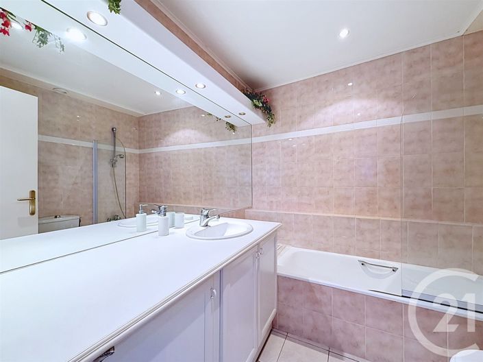 Image No.22-3 Bed Apartment for sale