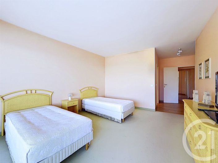 Image No.24-3 Bed Apartment for sale