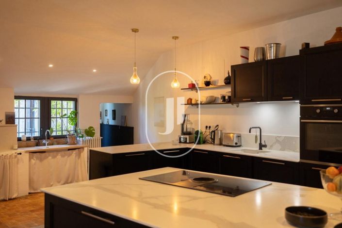 Image No.8-5 Bed House for sale