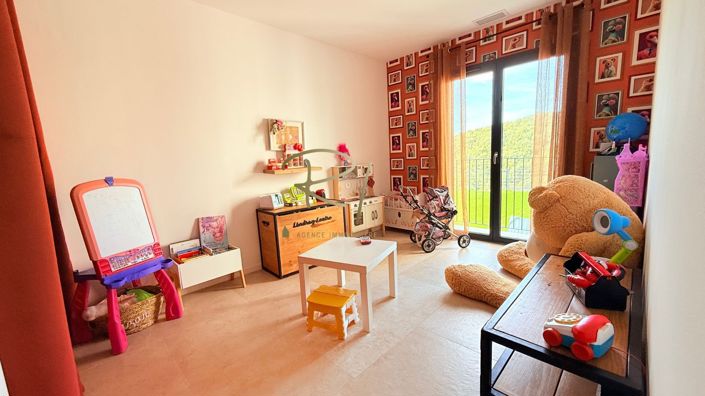 Image No.8-7 Bed House for sale