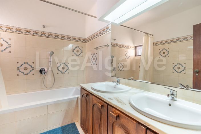 Image No.31-4 Bed House for sale