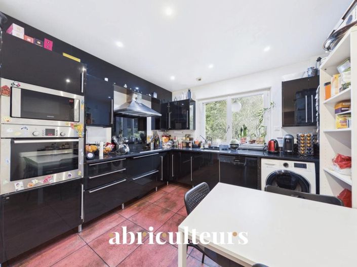 Image No.8-5 Bed House for sale