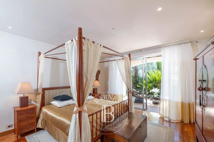 Image No.16-8 Bed House for sale