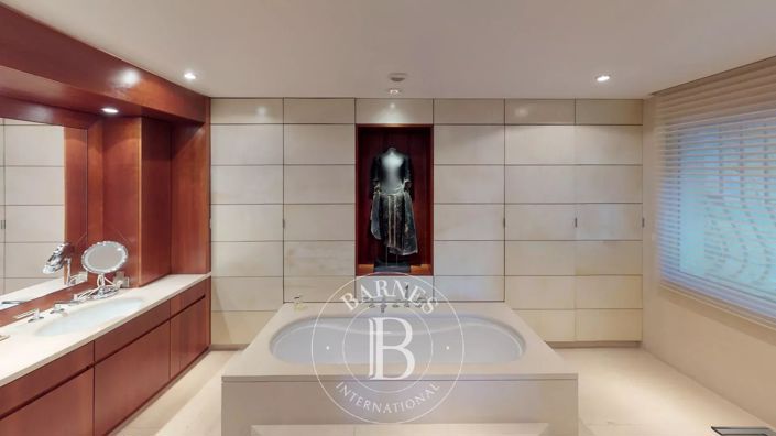 Image No.17-8 Bed House for sale