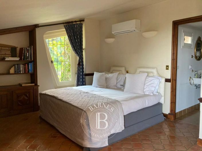 Image No.22-8 Bed House for sale