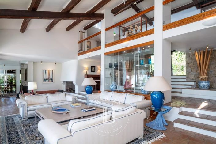 Image No.8-8 Bed House for sale