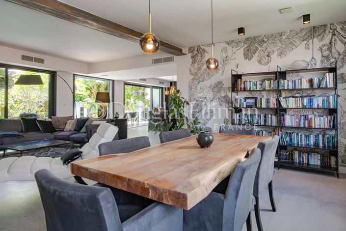Image No.6-5 Bed House for sale