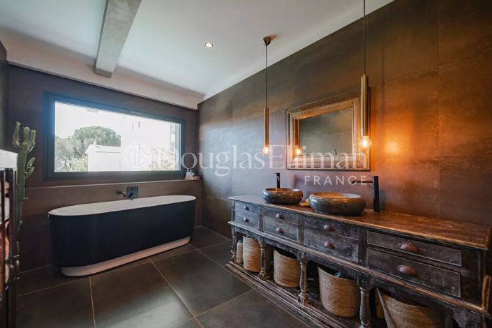 Image No.7-5 Bed House for sale
