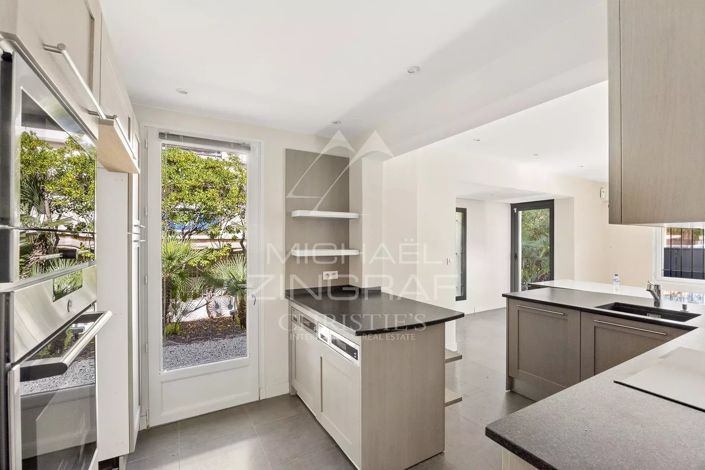 Image No.6-6 Bed House for sale