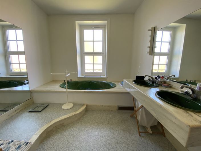 Image No.8-5 Bed House for sale