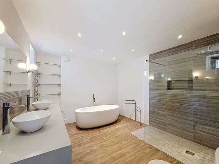 Image No.18-4 Bed House for sale