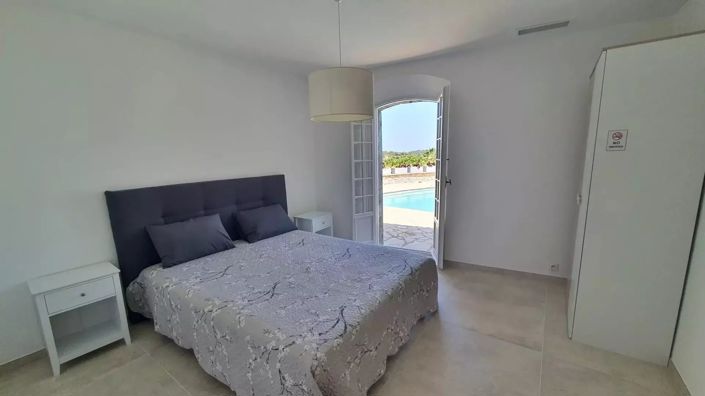 Image No.8-6 Bed House for sale