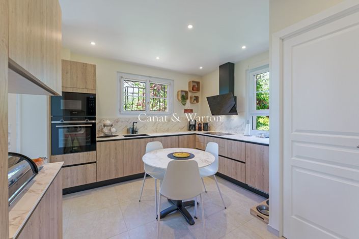 Image No.7-5 Bed House for sale