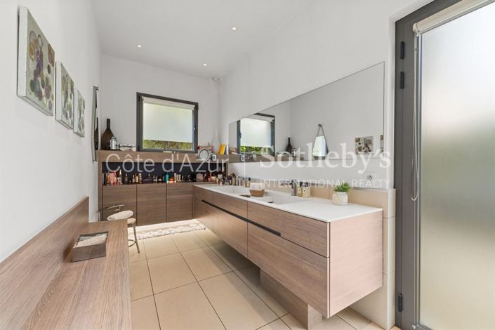 Image No.13-4 Bed Property for sale
